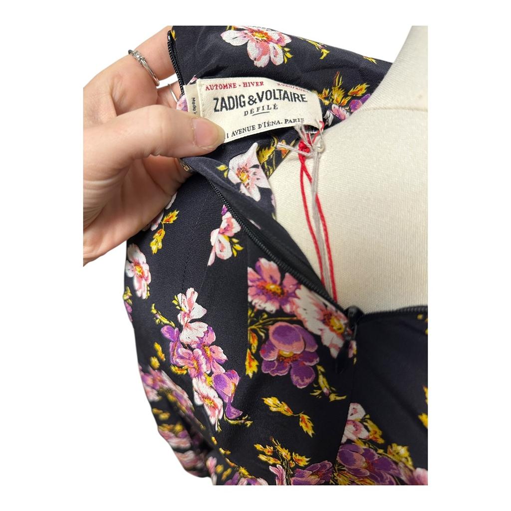 Robe courte noire à fleurs manches longues