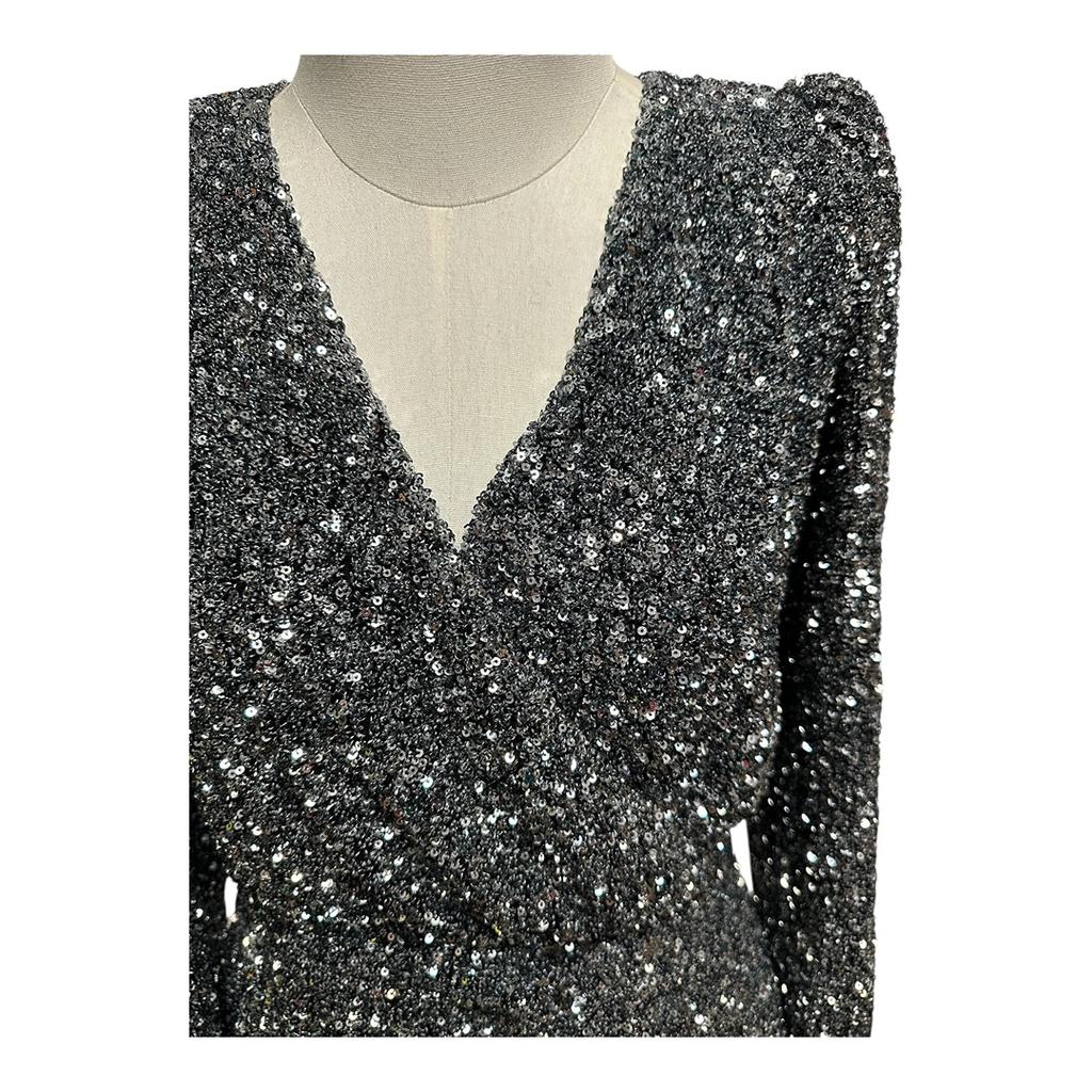 Robe courte argentée à sequins manches longues