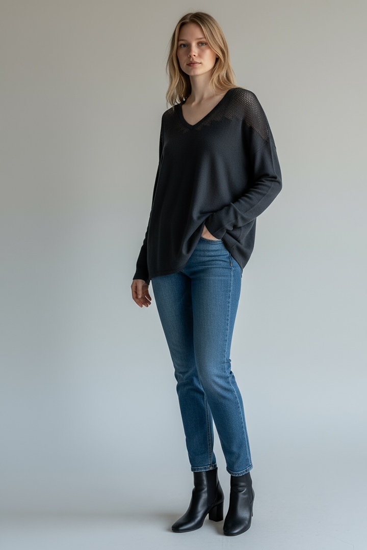 Pull noir femme col V maille fine ajourée