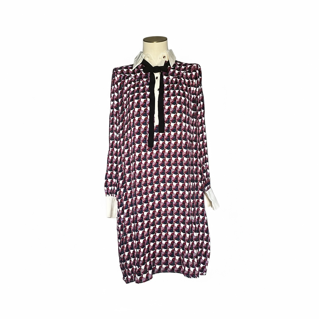 Robe chemise imprimée à col blanc et nœud noir